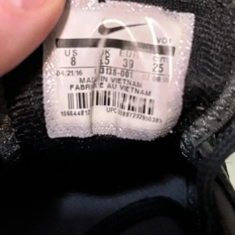 NIKE women’s black and white nike with chevron lining size 8 gently worn